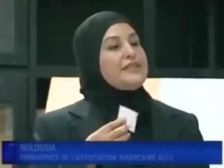 Arab lassie puts kondom fra munn