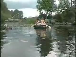 Tre sensational ragazze nuda ragazze in il giungla su barca per putz caccia