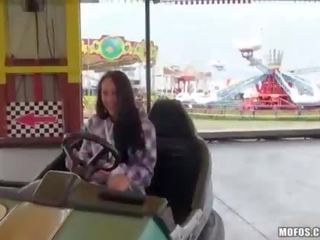 Euro poulette baisée en la amusement parc