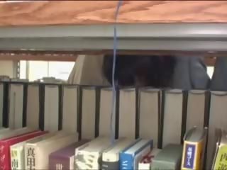Jong damsel betast in bibliotheek