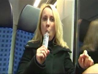 Jerman indah wanita masturbasi dan kacau di sebuah melatih