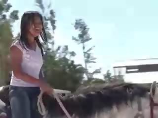 Perempuan daripada thailand menunggang yang kuda