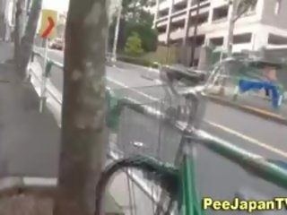 Japonais pisse en rue