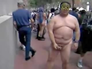 Gros asiatique garçon paluchage sur la rue vid