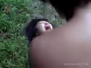 Dễ vỡ á châu bạn gái nhận tàn nhẫn fucked lược ngoài trời