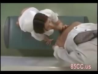 Coquin infirmière donne cochon film un service à médical homme