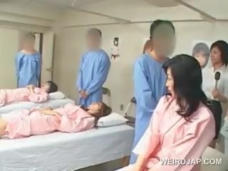 Asiatiskapojke brunett husmor slag hårig johnson vid den sjukhus