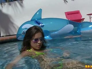 Nina james schitterende ondergoed koekje masturberen door een zwembad