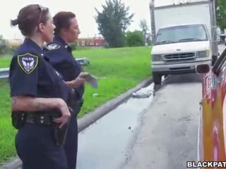 Phái nữ cops kéo hơn đen suspect và hút của anh ấy dương vật