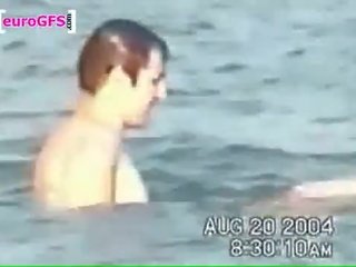 Gabriella fucks a lad ใน the น้ำ