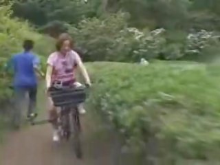 Japońskie laska masturbated podczas ujeżdżanie za specially modified x oceniono film bike!